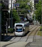 Der Wagen N 1028 der Saarbahn fhrt am 22.06.2009 auf der Linie 1 nach Brebach der Haltestelle Saarbrcken Hauptbahnhof entgegen. (Jeanny)