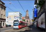 Durch die Stadt - 

Ein Saarbahnwagen in der Groß-Herzog-Friedrich-Straße in Saarbrücken zwischen den Haltestellen Landwehrplatz und Johnanneskirche. Im Hintergrund das Rathaus. 

28.05.2011 (J)