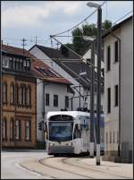 Um die Kurve kommend - 

Eine Saarbahn in Richtung Walpershofen-Etzenhofen auf dem eingleisigen Abschnitte im oberen Ortsbereich von Riegelsberg zwischen den Stationen Wolfkaulstraße und Riegelsberg Rathaus. 

28.05.2011 (J)