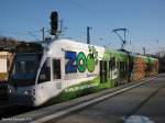 Auf dem Foto ist die Saarbahn mit neuer Werbung für den Saarbrücker Zoo der in diesem Jahr 80 Jahre alt wird zu sehen.