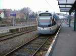 Saarbahn Triebwagen 1005 in Sarreguemines (Saargemnd).

Die Saarbahn fhrt grenzberschreitend bis ins benachbarte Sarreguemines in Frankreich.
 
21.03.2006
