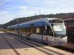 Die Saarbahn wartet am Bahnhof-Brebach auf die Abfahrt.