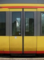 Ein Blick auf eine geschlossene Tür des GT8-100D-2S-M-P Tw 904 am 27.03.2011 auf Gleis 6 des Bahnhof Rastatt.