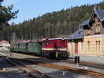  Bis auf Weiteres  fahren ab 23.04.2021 keine Dampfloks auf der Zittauer Schmalspurbahn, hier brachte die Schmalspur-Diesellok 199 018 einen Zug nach Kurort Oybin; 27.04.2021  