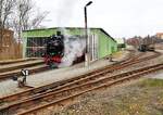 Zittauer Schmalspurbahn__Nein, die 99 731 hat nicht in der Wagenhalle übernachtet. Sie hat ihr eigenes Plätzchen weiter hinten im Betriebsgelände, hier zieht sie morgens  ihre  Wagen zur ersten Fahrt aus der Halle.__03-03-2024