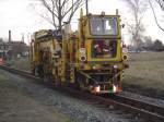 Theurer & Prasser 08-75/4ZW beim Bearbeiten des Gleisbettes am Haltepunkt Olbersdorf-Niederdorf im Mai 2004.