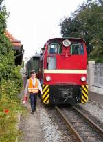 Sonderzug aus Oybin mit BR 199 wird aus dem Schmalspurbahnhof Zittau kommend ber den bahnhofsvorplatz gelotst, Sommer 2004