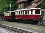 Am 09.08.2008 wartet VT 137 322-325 mit Beiwagen in Jonsdorf auf die Rckfahrt nach Bertsdorf whrend des Festwochenende Historik Mobil (09/10.08.2008)