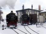 Die beiden  Arbeitslokomotiven  des Tages 99 731 und 99 735 am 17.02.2009 vor dem Zittauer Lokschuppen.