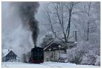 Einheitslok 99 749 wartet mit ihrem Zug am bitterkalten 19.12.2009 in Jonsdorf vor dem Gebirgspendel auf die Abfahrt nach Bertsdorf.