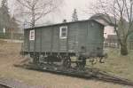 DR Rollschemel 97-06-46 mit Wagen im Bahnhof von Oybin im Nov.2004
