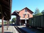Bahnhof Bertsdorf am 17.09.2006, die Zge nach und von Kurort Jonsdorf fahren auf dem Gleis links vom Bahnsteig ein, nach Kurort Oybin rechts vom Bahnsteig und von Kurort Oybin nach Zittau rechts vom