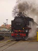 99 749 der Schs.-Oberlausitz-Eisenbahn zuckelt mit ihrem Regelzug am Mittag des 23.12.2006 von Zittau durch die gleichnamige Stadt in Richtung Bertsdorf.