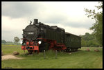 Für 99750 ist die aktive Schaffenszeit vorbei! Sie ist zusammen mit einem Personenwagen der Zittauer Schmalspurbahn auf dem Denkmalsockel gelandet und macht heute dort Werbung für die Bahn.