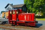 Nach über 40 Jahren wieder in der alten Heimat....
Die V13 (O&K 25965), ex Zillertalbahn D11 (Zillertaler Verkehrsbetriebe AG), ex  V13 der RSE (Rhein-Sieg-Eisenbahn AG) ist wieder in Asbach/Westerwald, hier am 08.06.2014 Museum Asbach.  

Die Dieselhydraulische-Schmalspur-Lok vom Typ MV 8 wurde 1960 von Orenstein & Koppel AG im Werk in Dortmund-Dorstfeld unter der  Fabriknummer  25965 gebaut und an die RSE - Rhein-Sieg-Eisenbahn AG mit Sitz in Bonn-Beuel  als V 13 geliefert, nach der Einstellung des Schienenverkehrs (Bröltalbahn, eine 785 mm Schmalspurbahn) wurden die verbliebenen drei Dieselloks (V11, V12, V13) an die Zillertalbahn verkauft, und auf die Bosnischen Spurweite von 760 mm umgespurt.

TECHNISCHE DATEN:
Lieferfirma: Orenstein & Koppel Dortmund-Dorstfeld
Baujahr: 1960
Fabriknummer: 25965
Type: MV 8
Achsanordnung: B
Spurweite: 785 mm (im Zillertal 760 mm)
Länge über Puffer: 5.490 mm
Gesamtachsstand: 1.500 mm 
Größte Höhe: 2.905 mm 
Größte Breite:  2.350 mm 
Treibraddurchmesser: 700 mm
Dienstgewicht (mit vollen Vorräten): 18,0 t
Bremsgewicht :14.5 t
Größte Achslast: 9,0 t  
Kraftstoffvorrat: 190 l
Motor: Orenstein & Koppel wassergekühlter 6-Zylinder-Viertakt-Dieselmotor vom Typ 116 V6 D
Leistung: 140 PS (103 kW) bei 1.500 U/min
Kleinste Dauergeschwindigkeit: 2,5 km/h
Höchstgeschwindigkeit: 20,0 km/h
Zylinderdurchmesser: 120 mm
Kolbenhub: 160 mm
Hubraum: 10,85 Liter
Traktionsart: Diesel - hydraulisch 
Getriebe: VOITH  Zweigang-Turbogetriebe Wandler + Kupplung, Typ L 22 nV  
Kühlanlage: 0 & K - Kühlanlage
Antrieb: Blindwelle und Kuppelstangen
Bremse: Handspindelbremse; Druckluftbremse für Lok 
Anfahrzugkraft am Rad: 48,6 kN
Dauerzugkraft am Rad: 12,9 kN