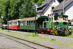 Schmalspur  Vulkanexpress  der B.E.G. mit O&K MV 10 S als  Zugpferd  beim Halt im Bf Burgbrohl - 27.05.2017