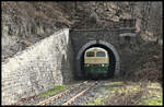 Am 26.02.2023 war der Vulkanexpress zum ersten Mal in diesem Jahr unterwegs. Es fand eine Sonderfahrt von Brohl-Lützing nach Oberzissen statt. Auf dem Abschnitt Brohl-Lützing konnte ich den Zug, der mit der Henschel Diesellok D 5 der Brohltalbahn bespannt war, mehrfach fotografieren. 
Für Schmalspurbahnen nicht unbedingt eine Normalität ist die Durchfahrt durch einen Eisenbahntunnel. Hier taucht der Zug gerade um 11.40 Uhr am westlichen Tunnelmund in Richtung Burgbrohl auf.