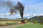 Mit m�chtig Sound und einer gro�en Rauchfahne k�mpft sich die 11sm mit ihren 3 Wagen die Steigung zwischen Oberzissen und Brenk die Steilstrecke hinauf.

Oberzissen 03.10.2026