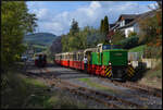 125 Jahre Brohltalbahn: Die dieselhydraulische Lok D4 (Typ MaK BB, Baujahr 1959) f�hrt am 03.10.2026 mit dem Vulkan-Express aus dem Bahnhof Oberzissen gen Brohl aus.