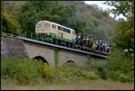 125 Jahre Brohltalbahn: Die Diesellok D5 (Typ MaK 400 BB, Baujahr 1966) f�hrt am 04.10.2026 mit einem GmP auf dem T�nissteiner Viadukt gen Burgbrohl bergauf.