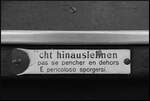 Das Schild  Nicht hinauslehnen  wird von den Fahrg�sten des Vulkan-Express aber gerne als Aufforderung verstanden, um die Fahrt am offenen Fenster besser genie�en zu k�nnen. Das am 04.10.2026 fotografierte dreisprachige Schild l�sst die schweizerische Herkunft des Wagens erahnen.