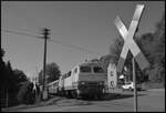 125 Jahre Brohltalbahn: Die Diesellok D5 (Typ MaK 400 BB, Baujahr 1966) f�hrt am 04.10.2026 mit dem Vulkan-Express am B� Hauptstra�e in Weiler gen Burgbrohl talw�rts.