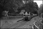 125 Jahre Brohltalbahn: Die dieselhydraulische Lok D2 (Typ MV10S, Baujahr 1965) durchf�hrt am 04.10.2026 mit dem Vulkan-Express den Hp T�nissteiner Sprudel gen Brohl talw�rts.
