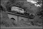 125 Jahre Brohltalbahn: Die Diesellok D5 (Typ MaK 400 BB, Baujahr 1966) f�hrt am 04.10.2026 mit einem GmP auf dem T�nissteiner Viadukt gen Burgbrohl bergauf.