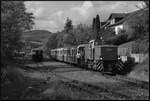 125 Jahre Brohltalbahn: Die dieselhydraulische Lok D4 (Typ MaK BB, Baujahr 1959) f�hrt am 03.10.2026 mit dem Vulkan-Express aus dem Bahnhof Oberzissen gen Brohl aus.