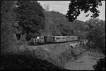125 Jahre Brohltalbahn: Die dieselhydraulische Lok D2 (Typ MV10S, Baujahr 1965) f�hrt am 04.10.2026 mit dem Vulkan-Express auf dem T�nissteiner Viadukt gen Burgbrohl bergauf.