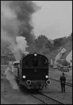 125 Jahre Brohltalbahn: Brohltaler Mallet-Dampflok 11sm (Baujahr 1906) wartet am 04.10.2026 die Zugkreuzung im Bahnhof Burgbrohl ab.