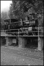 125 Jahre Brohltalbahn: Aus der Schweiz reiste die exakt 100 Jahre alte Zahnraddampflok HG 3/3 Nr. 1068 der Br�nig-Dampfbahn (BDB) an und bef�rderte an den ersten beiden Oktoberwochenenden die Sonderz�ge der Brohltalbahn zwischen Brohl (BE) und Oberzwissen bzw. teilweise sogar bis zum Endpunkt der Strecke in Engeln. Hier steht die Maschine am 03.10.2026 auf der Untersuchungsgrube und wird vom Lokpersonal f�r den Tag vorbereitet.