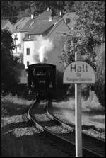 125 Jahre Brohltalbahn: Aus der Schweiz reiste die exakt 100 Jahre alte Zahnraddampflok HG 3/3 Nr. 1068 der Br�nig-Dampfbahn (BDB) an und bef�rderte an den ersten beiden Oktoberwochenenden die Sonderz�ge der Brohltalbahn zwischen Brohl (BE) und Oberzwissen bzw. teilweise sogar bis zum Endpunkt der Strecke in Engeln. Ortsdurchfahrt Weiler, 04.10.2026