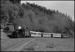 125 Jahre Brohltalbahn: Aus der Schweiz reiste die exakt 100 Jahre alte Zahnraddampflok HG 3/3 Nr. 1068 der Br�nig-Dampfbahn (BDB) an und bef�rderte an den ersten beiden Oktoberwochenenden die Sonderz�ge der Brohltalbahn zwischen Brohl (BE) und Oberzwissen bzw. teilweise sogar bis zum Endpunkt der Strecke in Engeln. Ortsdurchfahrt an der Fotokurve in Weiler, 04.10.2026