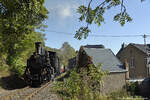 125 Jahre Brohltalbahn, Sonderzug der ArGe Schmalspur und der DGEG am 5. Oktober 2026.  Gast-Damfglok HG 3/3 1068 der Br�ningbahn in Steigung in der Ortslage Burgbrohl.