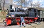 99 7203 des  Alb-Bhnle , betreut von den UEF (Ulmer Eisenbahnfreunde eV), Lf berprfen die Lok am Bhf Burgbrohl.