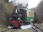 Lok 99 7203 der UEF fhrt am 4.4.10 mit dem historischen Personenwagen VB50 des Vulkan Express in den Bahnhof Oberzissen ein.