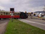 Lok 99 fhrt ber den Bahnbergang (B9) und in den Rheinhafen am 2.4.10