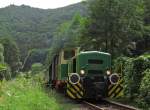 Das Brohltal von seiner allerschnsten Seite: Die O&K Diesellok D1 mit dem  Vulkan-Express  bei St. Tnnis. Brohltalbahn am 28.7.2011.