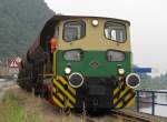 Seit langer Zeit herrschte auf der Hafenstrecke der Brohltalbahn wieder Gterbetrieb! Diesellok D2 mit DB Regelspurwagen auf dem Dreischienengleis am 28.7.2011 bei Brohl-Ltzing.