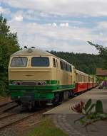 Die schmalspur (1000mm) Diesellok D5 (ex FEVE 1405) der Brohltalbahn steht am 18.08.2011 im Bf Engeln mit Zug fr Rckfahrt bereit.