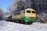 Brohltalbahn Nikolausfahrt am 08.12.2012  --  Winterimpressionen mit Schnee und Sonne: Die D5 mit dem Mittagszug kurz vor der Brcke beim Haltepunkt Schweppenburg-Heilbrunnen.  --  Weitere Fotos siehe auch in meinem http://www.Schmalspuralbum.de/ unter  Rheinland-Pfalz > Brohltalbahn > BTE Nikolausfahrt - 08.12.2012 