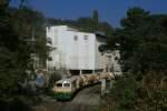 Lok D5 (Dieselhydraulische Lokomotive
1000 bis 1500 PS der Fa. Henschel, Baujahr 1966) erreicht mit einem Phonolitzug die Verladestation in Brenk (Rheinland Pfalz). 

Sept. 2011 