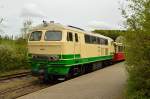 Nach der anstrengenden (;-D) Bergfahrt steht die D5 der BE im Bahnhof Engeln schon wieder umrangiert und abfahrbereit am Bahnsteig an diesem Himmelfahrtstag den 9. Mai 2013 um zurck nach Brohl zu fahren. Die Maschine ist bei Henschel in Kassel 1966 gefertigt und wiegt 48 Tonnen, des weiteren besitzt sie einen 1200 PS starken Motor.
