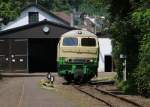 Nach einer anstrengenden Berg- und Talfahrt will sich auch die Henschel D5 der Brohltalbahn eine Pause im Schuppen gönnen bevor am Nachmittag die nächste Tour startet. Aufgenommen am 17.07.2014.