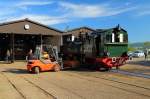 Bekohlung von Dampflok 11sm der Brohltalbahn am Morgen des 05.06.2015 mittels Gabelstapler und Mulde (!!!) im Bw Brohl-Lützing.