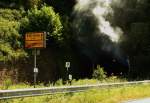 Wie ein Drache in seiner Höhle schaut hier 11sm mit glühenden Augen aus dem Portal des Tönissteiner Tunnels, während der Rauch aus demselben herauswabert! (Aufnahme vom 05.06.2015