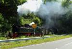 11sm der Brohltalbahn mit Sonderzug am 05.06.2015 während einer Scheinanfahrt beim Verlassen des Tönissteiner Tunnels. Weit lehnt sich der Heizer aus der Maschine, um zu sehen, ob der Weg für dieselbe frei ist, denn die vor ihm stehende Wand aus ca. 100 Fotografen, ist nahezu undurchdringlich!! Auch ich stand eingekeilt in diese und bitte deshalb das Schild vor der Lok zu entschuldigen. Besser war das in der erwähnten Situation beim besten Willen nicht zu bewerkstelligen! Egal, wo man stand, das Schild war in jedem Fall mit drauf. Ein ganz besonders vorwitziger Fotograf stand sogar auf der Leitplanke und hielt sich am Ortsschild fest, womit er ALLEN anderen Fotografen im Bild stand! Zurufe brachten nichts. Erst nach Intervention durch unseren Reiseleiter, räumte er schließlich, laut schimpfend, das Feld. Ansonsten hätter er auch noch dieses Bild  verschönert . Der Bereich, wo das Schild bei der Aufnahme neben der Lok erscheint, ist äußerst klein (Kenner der Örtlichkeit werden das bestätigen) und war zum Zeitpunkt der Aufnahme hoffnungslos überfüllt. Obwohl die Scheinanfahrt aufgrund des Andrangs sogar zweimal durchgeführt wurde, bot sich mir keine Chance ein besseres Plätzchen zu ergattern!