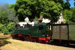 Soeben ist 11sm am 05.06.2015 mit ihrem Sonderzug für Eisenbahnfreunde im Bahnhof Burgbrohl eingelaufen. Hier steht jetzt wieder eine Scheineinfahrt an.