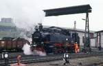 991788 unter dem Bockkran des Bahnbetriebswerkes Oberwiesenthal dampft am 6.6.1991 991788 zu ihrem Zug.